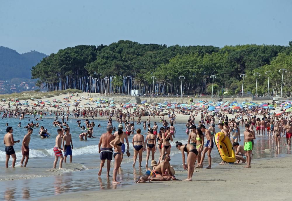 Vigo disfruta del sol del verano con un Samil a rebosar. // Marta G. Brea