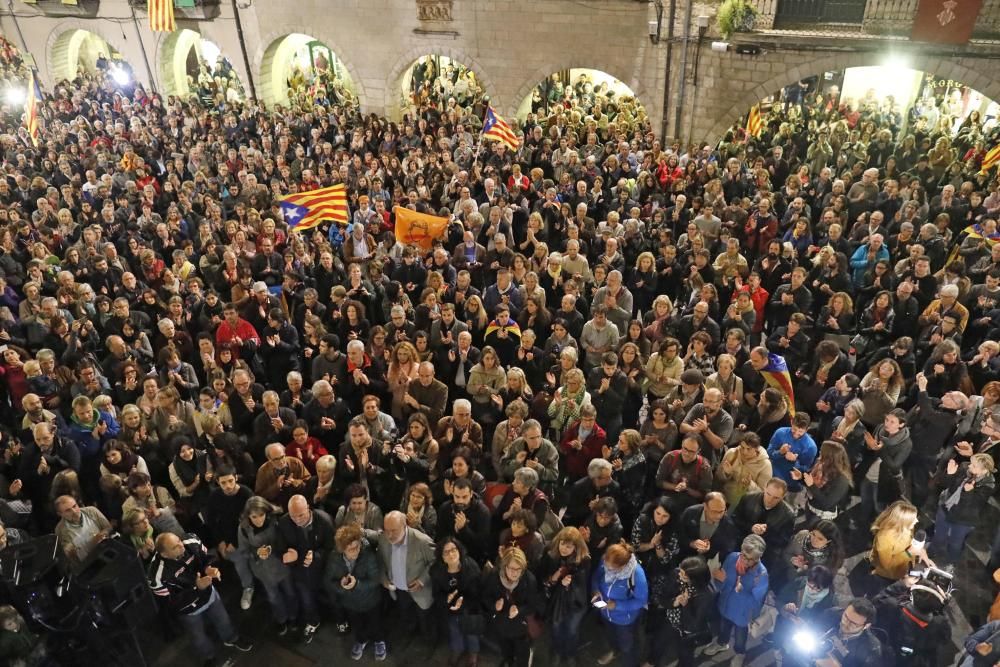 Concentració a la Plaça del Vi per reclamar l'alliberament dels consellers cessats