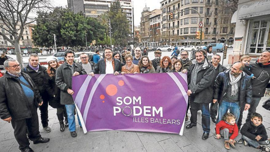 Bennàssar rodeado de una representación de Som Podem que la integran 100 personas.