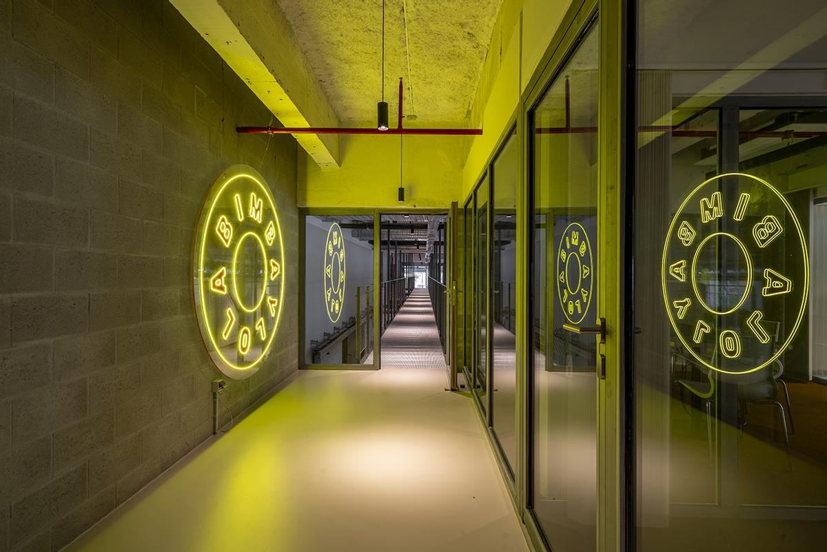 Uno de los pocos pasillos del inmueble, junto a las salas de reuniones