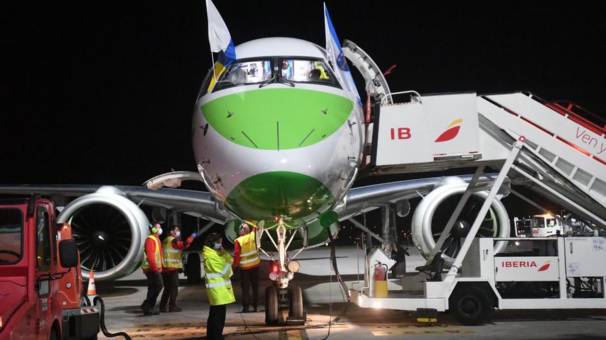 Binter lanza una promoción para volar entre A Coruña y Canarias desde 64,45 euros