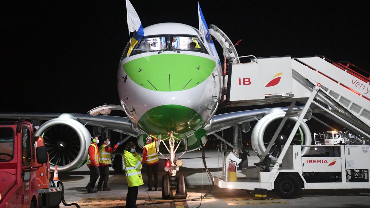 Llegada a Alvedro de un vuelo de Binter procedente de Gran Canaria.