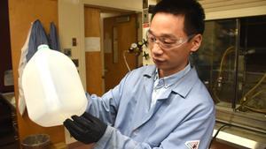 El profesor Liu, artífice del hallazgo de cómo convertir el plástico en jabón