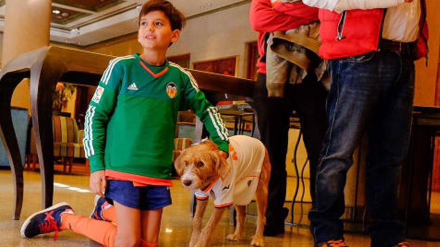 Toby es un valencianista más en Vigo