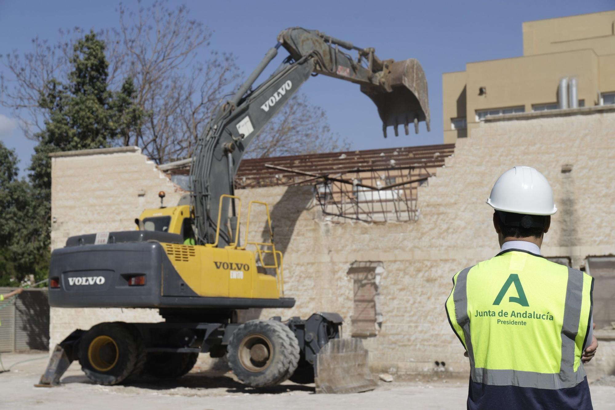 Demolición de las tres naves del Civil donde irá el tercer hospital de Málaga