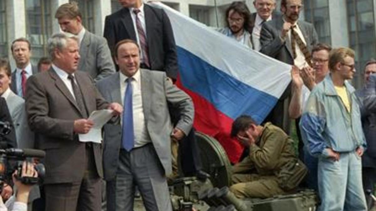 DOS PORTADAS PARA LA HISTORIA. La primera página de EL PERIÓDICO de la derecha informa de la designación de Gorbachov como secretario general del PCUS, en 1985. La de la izquierda se hace eco del golpe de estado frustrado de agosto de 1991.