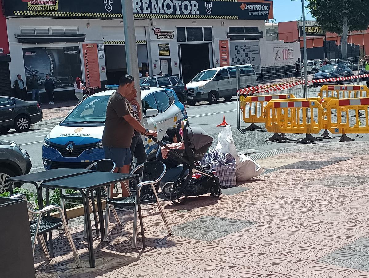 Afectados con los bolsas en las que guardan propiedades que pudieron sacar.