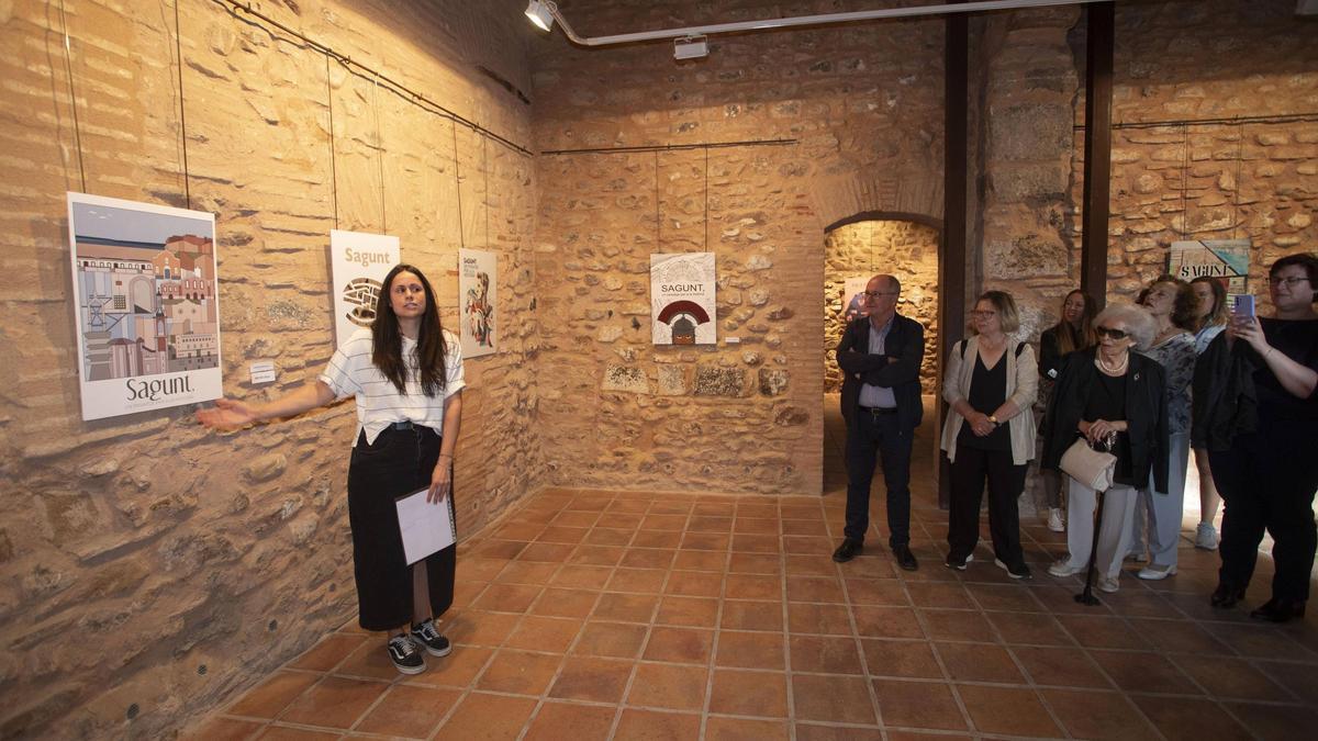 La guanyadora al costat del seu cartell en la inauguració de l'exposició.