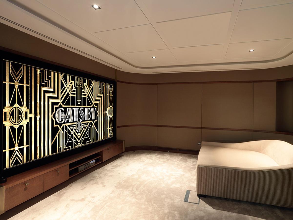 Una sala de cine de l'interior dels habitatges del carrer