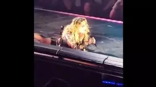 La caída de Madonna en pleno concierto