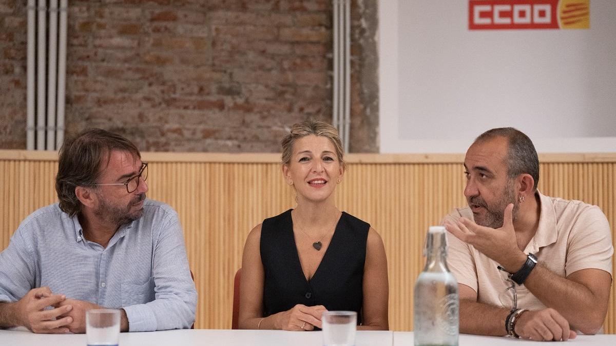 La ministra y líder de Sumar, Yolanda Díaz, con los líderes sindicales de UGT y CCOO en Catalunya, Camil Ros y Javier Pacheco.