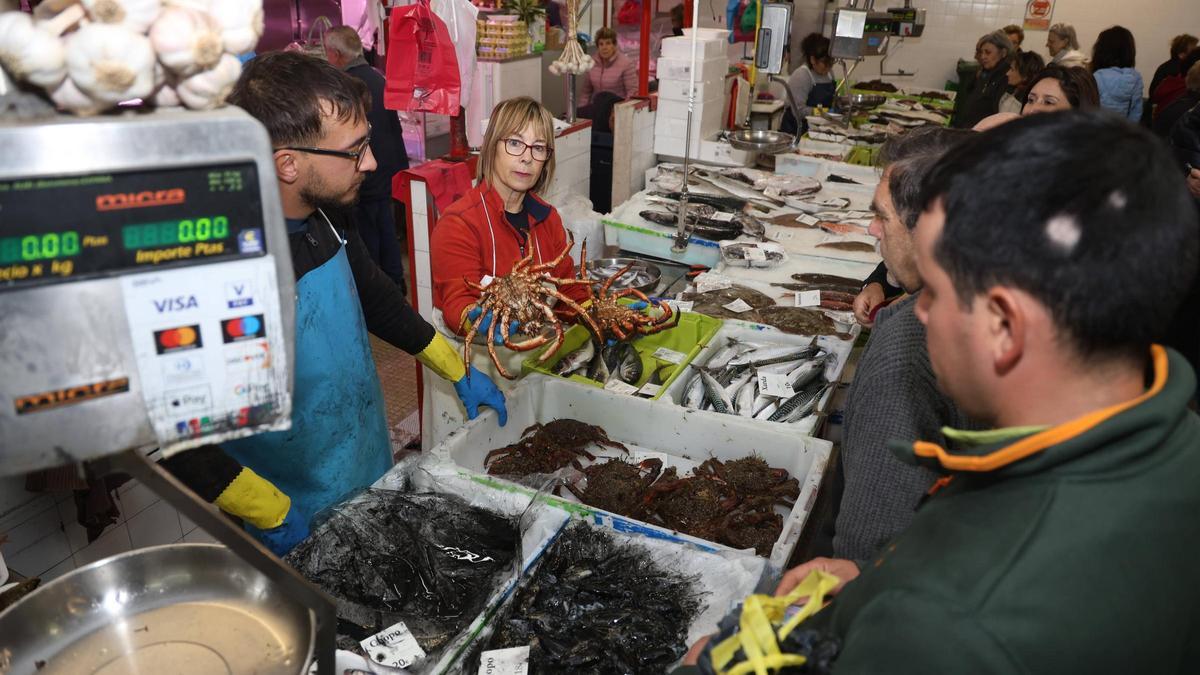 Venta de centollo en el mercado municipal de abastos de Cambados, esta mañana.