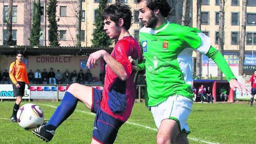 El condalista Herrero controla un balón presionado por el jugador del Llanes Bujanda.