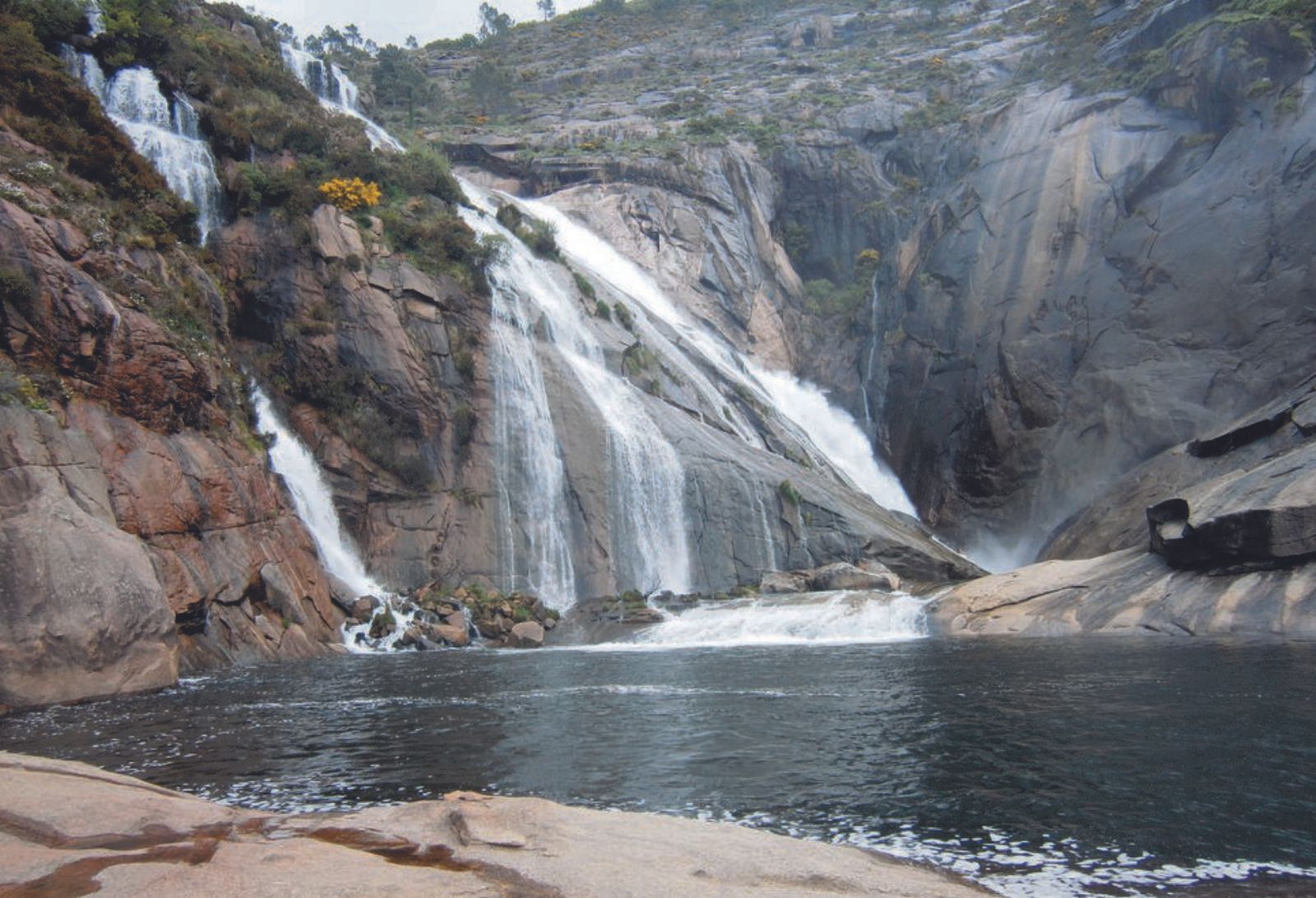La singular cascada del Ézaro, probablemente la más turística y visitada de Galicia.
