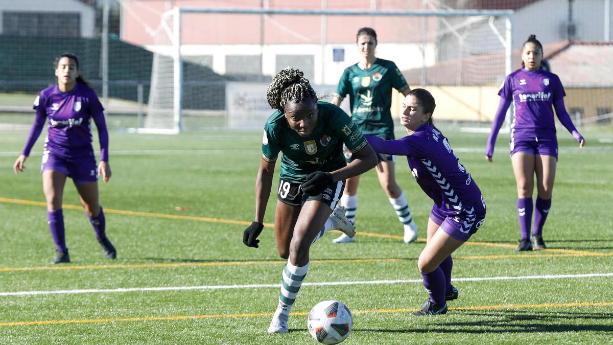 Edna intenta irse de una jugadora del Tenerife B, el pasado domingo.