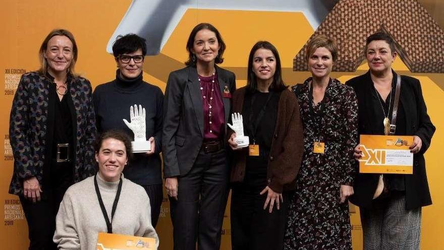 Elena Ferro y Paula Ojea, con los trofeos en la mano, ayer en la entrega.