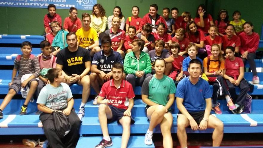 Los alumnos del colegio San Cristóbal conocen el tenis de mesa