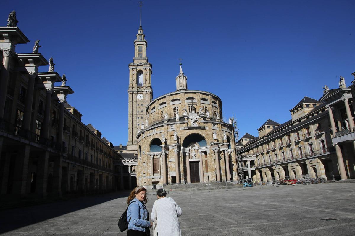 Vista de la iglesia de la Universidad Laboral.