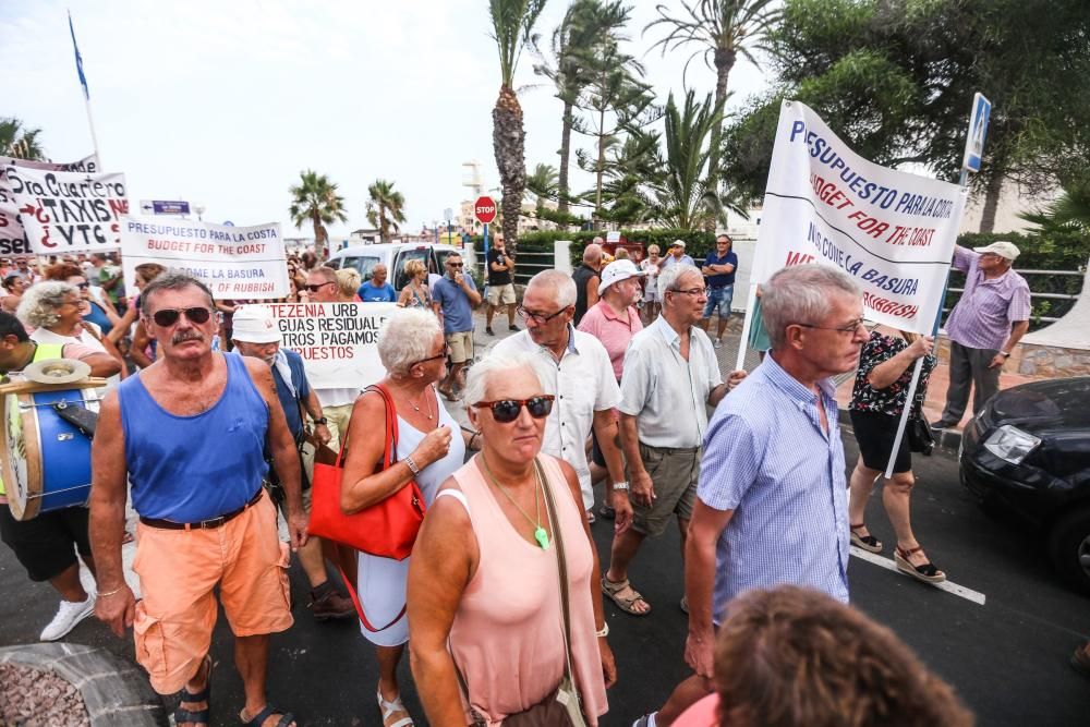 Manifestación en Orihuela Costa por su abandono