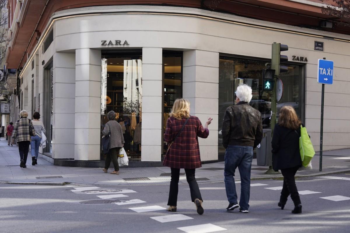 Gente paseando por A Coruña