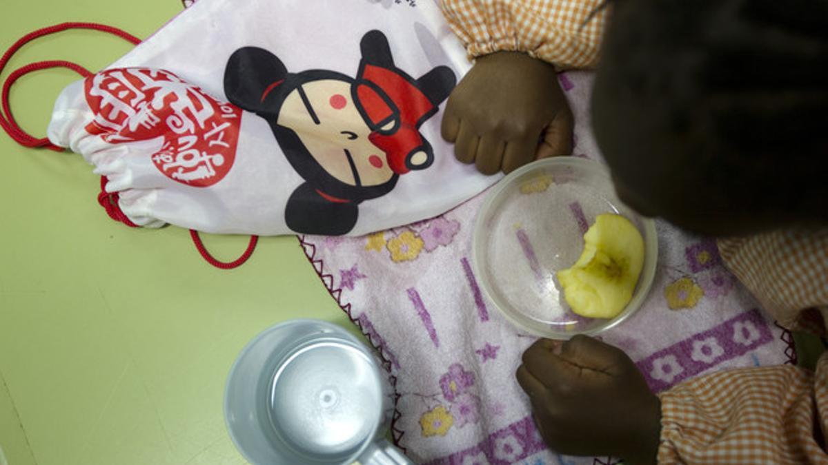 Una niña toma fruta en la escuela de El Carmel, el viernes pasado.