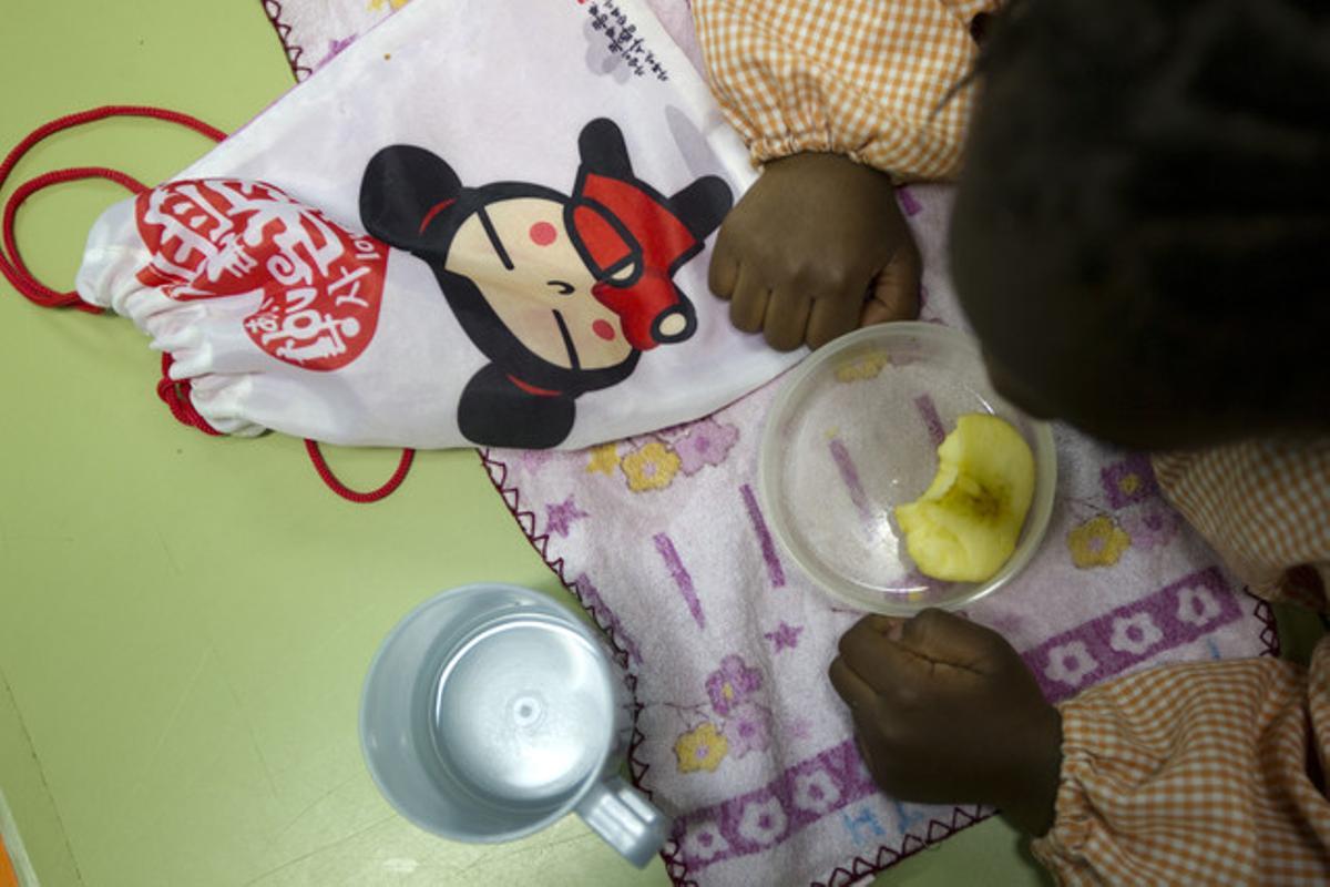 Una niña toma fruta en la escuela de El Carmel, el viernes pasado.