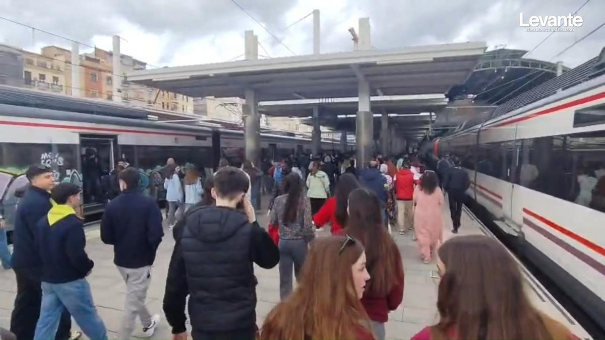 Llegada de uno de los últimos trenes de la C2 a la Estación del Norte de València