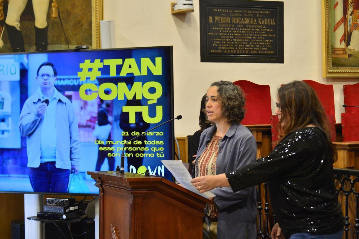 Un momento de la lectura del manifiesto este viernes por parte de dos madres de niños con síndrome de Down