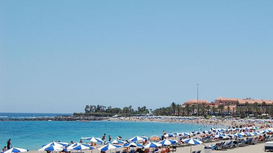 Bañistas en la playa de Arona (Tenerife).