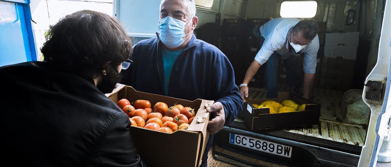 Personas en desempleo y en riesgo de pobreza, acuden a la Red de Solidaridad Popular de Jinámar.