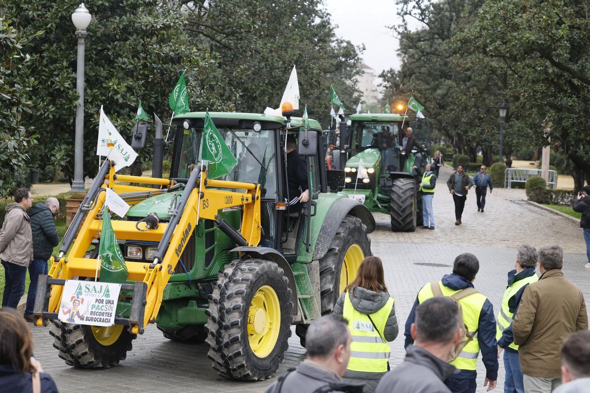Varios tractores llegan a la Plaza de España de Sevilla.