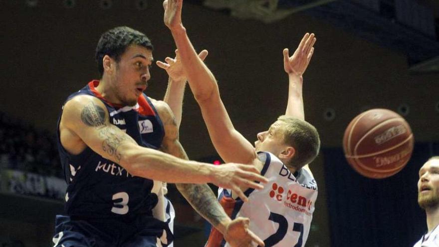 Mike James y Eimantas Bendzius, en el partido del pasado sábado en el Fontes do Sar.