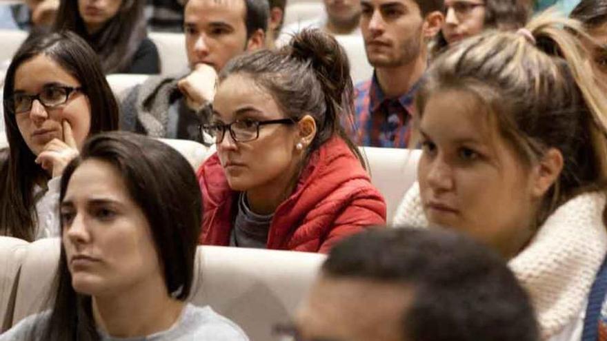 Alumnos de Enfermería durante la presentación del proyecto.