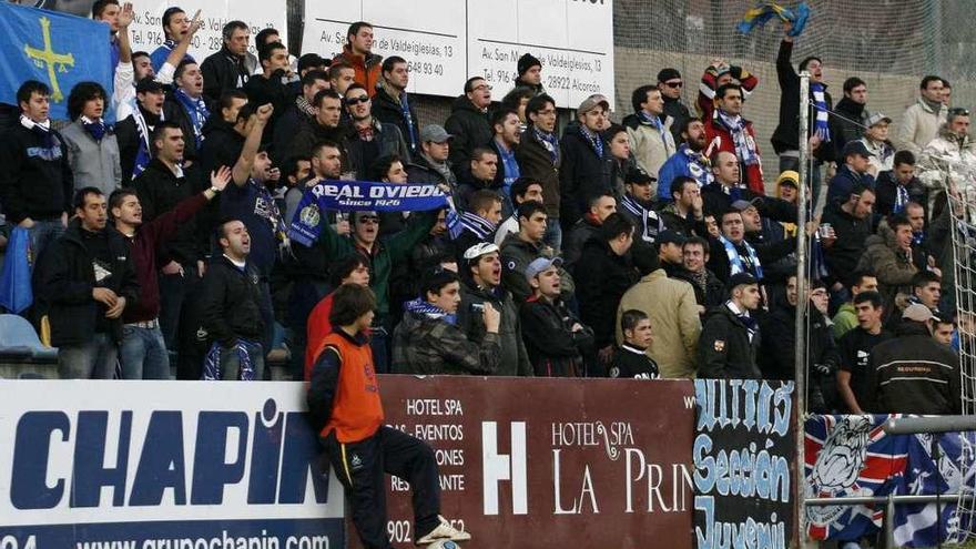 Aficionados del Oviedo animando a su equipo en el campo de Santo Domingo.