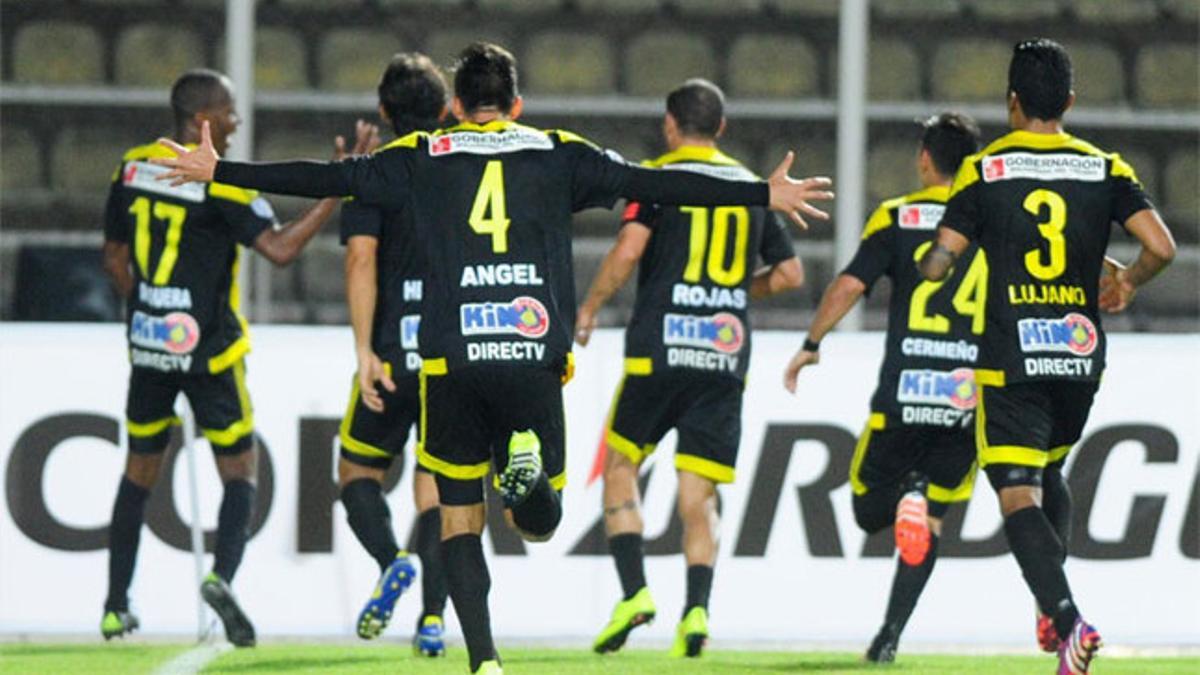 Los jugadores de Táchira celebran la victoria.