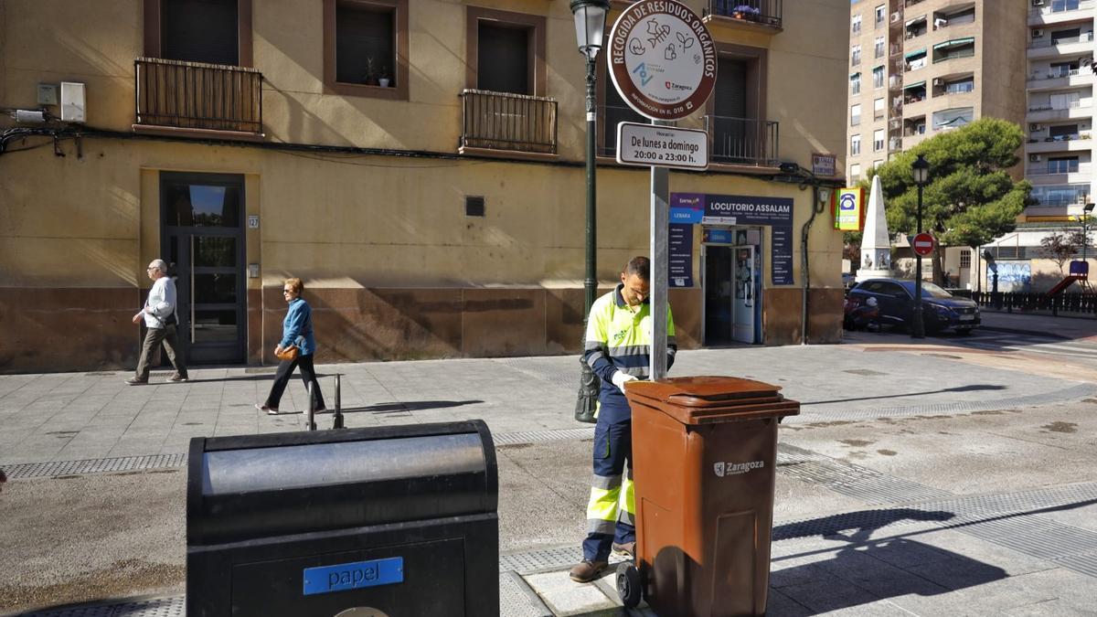Uno de los nuevos cubos marrones, en el Casco Histórico de Zaragoza.