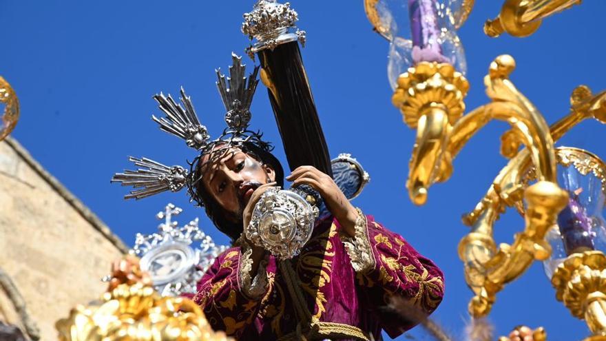 La hermandad del Calvario traslada su cruz desde San Lorenzo