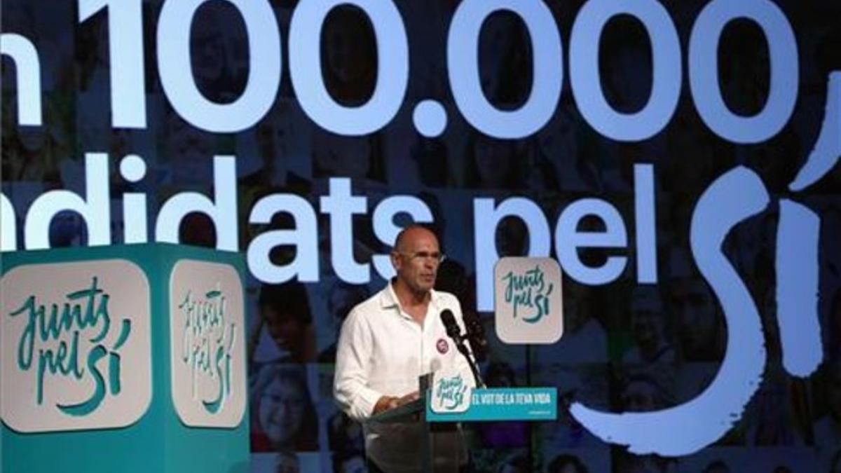 El líder de Junts pel Sí, Raül Romeva, durante su intervención en el acto central de campaña de la formación Junts pel Sí, en la Farga de L'Hospitalet .