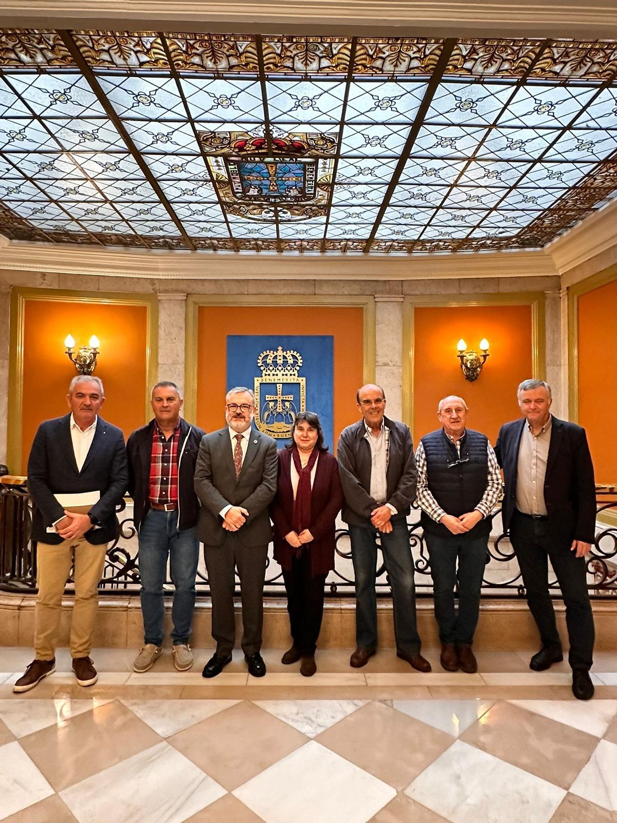 De izquierda a derecha, Fernando Delgado, cronista oficial de Morcín; Mino García, alcalde de Morcín; Alfredo García Quintana, concejal de Turismo del Ayuntamiento de Oviedo; Patricia Alvarez, concejala de Cultura del Ayuntamiento de Ribera de Arriba; Belamino Fernández, presidente de la asociación cultural de Bueño; José Vicente González, tesorero de la asociación cultural Amigos del Monsacro; y Rodolfo Sánchez, director de la candidatura de Oviedo a la Capitalidad Europea de la Cultura.