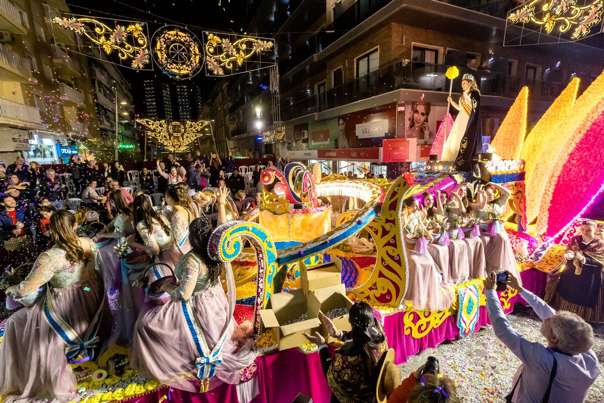 Desfile de carrozas y castillo de fuegos para despedir las Fiestas de Benidorm