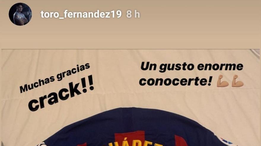 Gabriel Fernández, feliz por conocer a Luis Suárez en el Camp Nou