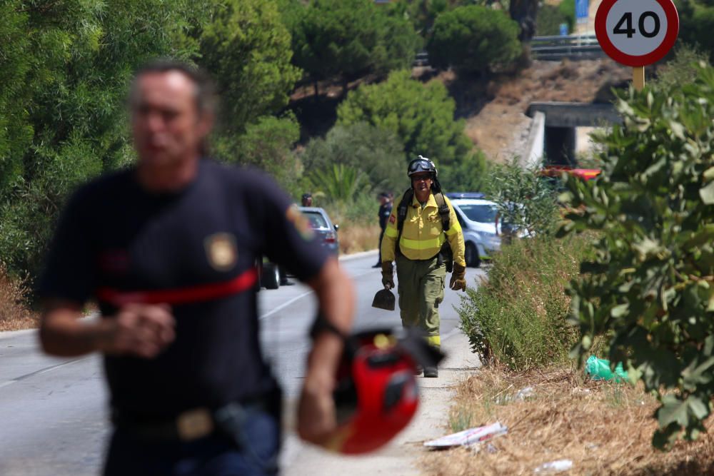 Un incendio en Torremolinos corta la A-7 y colapsa la MA-20