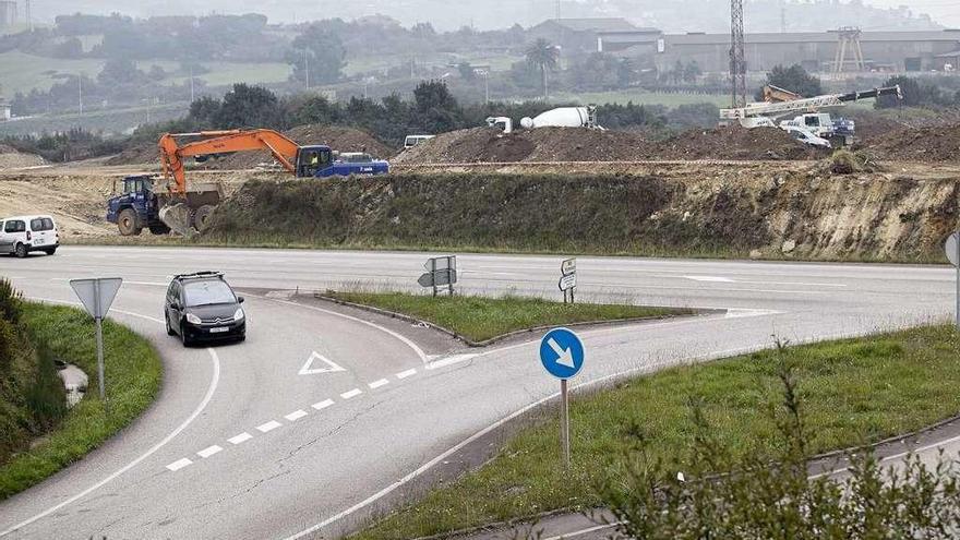 En la parte superior de la imagen, movimiento de tierras en el desdoblamiento de la AS 19.