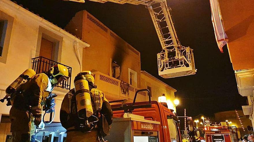 Los bomberos sofocaron con rapidez las llamas y pudieron sacar a los atrapados.