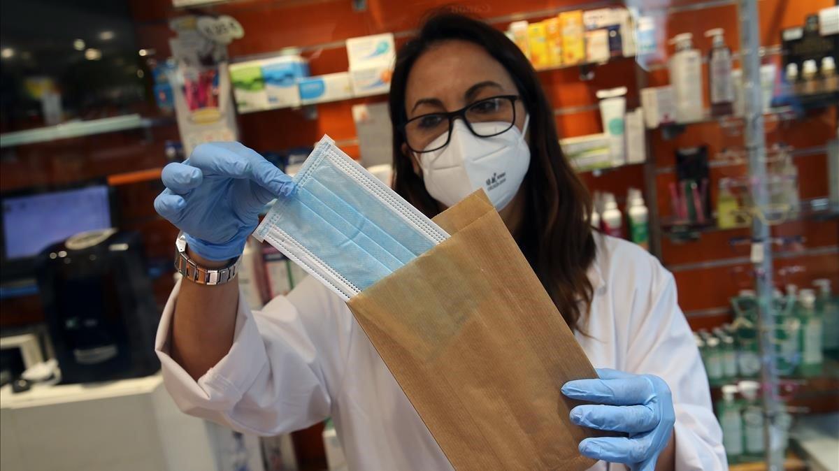 zentauroepp53174514 barcelona 20 04 2020 sociedad coronavirus las farmacias repa200420095758