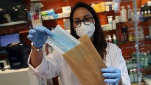 zentauroepp53174514 barcelona 20 04 2020 sociedad coronavirus las farmacias repa200420095758
