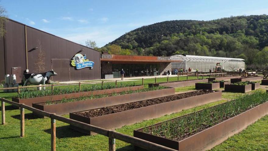 L&#039;aspecte actual de les instal·lacions de la Fageda, amb la planta de producció de iogurts, el centre d&#039;atenció al visitant i l&#039;hort.