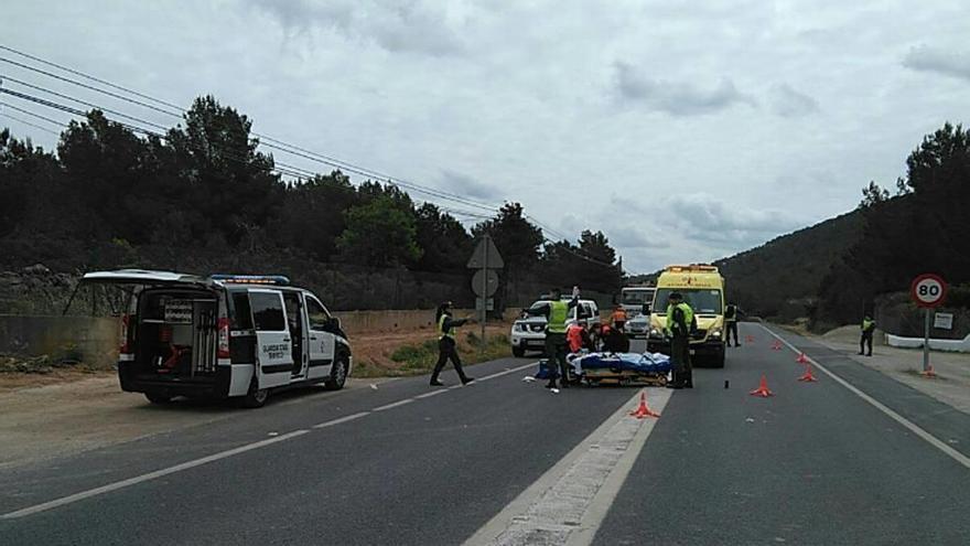 La dotación de una ambulancia traslada a la mujer atropellada en la carretera de San Josep.