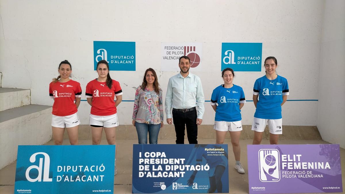 Marina, Natalia, Joana i Aina, amb la regidora d'Igualtat i l'alcalde d'Ondara, Raquel Mengual i José Ramiro.