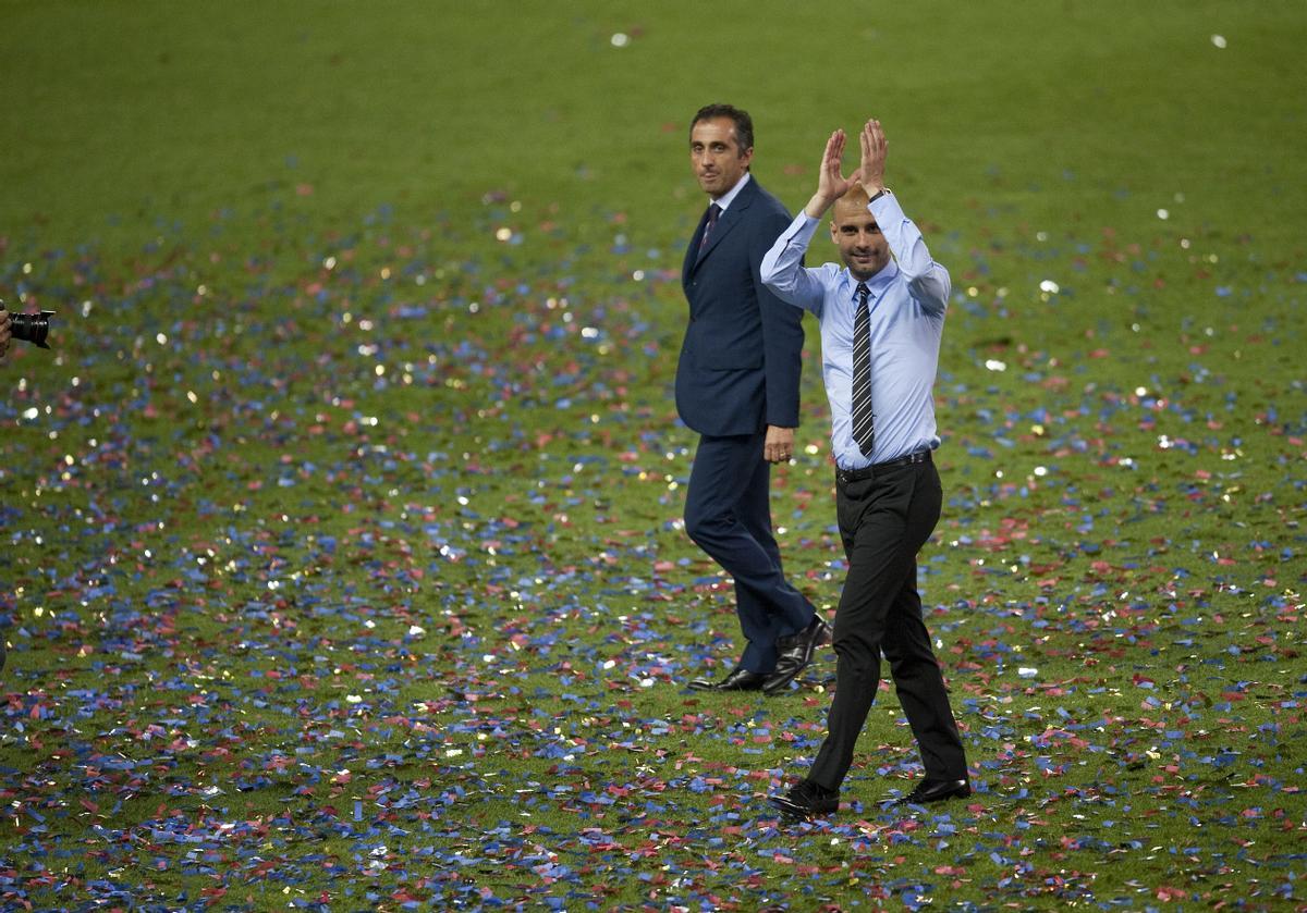 Guardiola, junto a su amigo Manel Estiarte, en el césped del Calderón tras su último partido como técnico del Barça en el 2012.